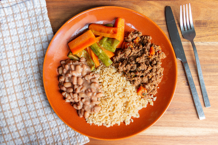 Carne Moída, Arroz Integral, Feijão Carioca e Legumes Grelhados