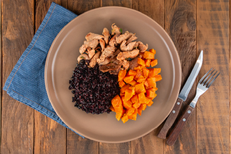 Iscas de Mignon Suíno com Cogumelos, Arroz Negro e Cenoura Refogada