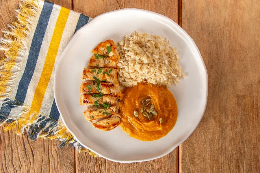 Filé de Frango Grelhado com Salsinha, Arroz Integral e Purê de Abóbora Cabotian