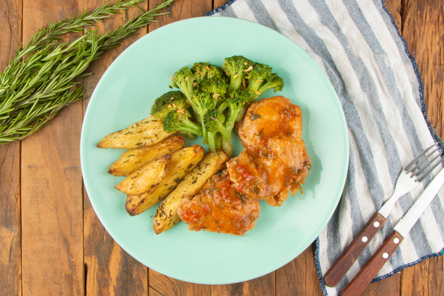 Sobrecoxa da Vovó Lourdes, Batata Rústica com Alecrim e Brócolis ao Alho