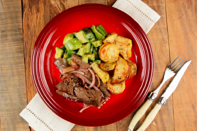 Fraldinha Assada com Cebola Roxa, Batata Rústica com Alecrim e Abobrinha Refogada