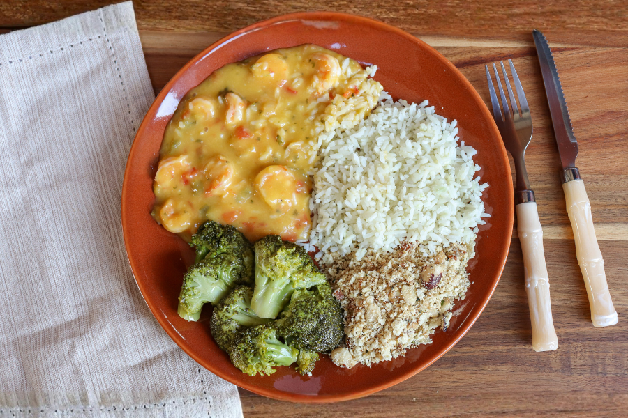 Bobó de Camarão, Arroz Branco, Brócolis ao Alho e Farofa com Castanhas