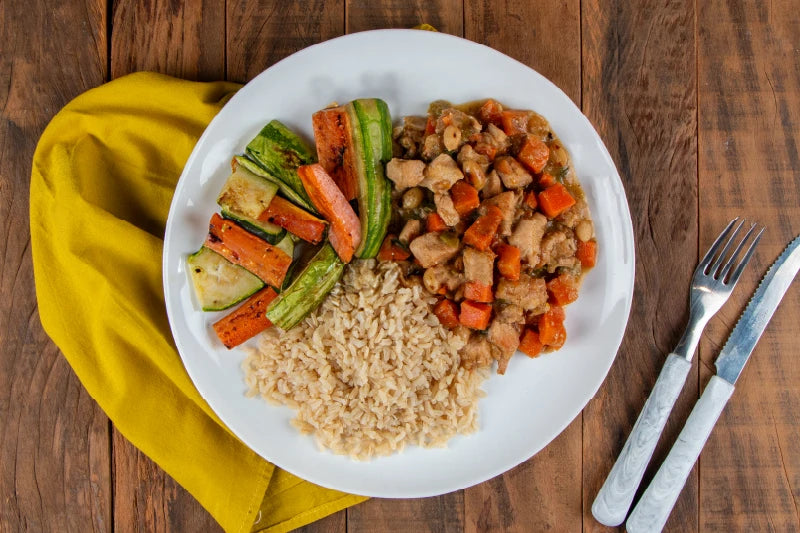 Frango Xadrez, Arroz Integral e Legumes Grelhados