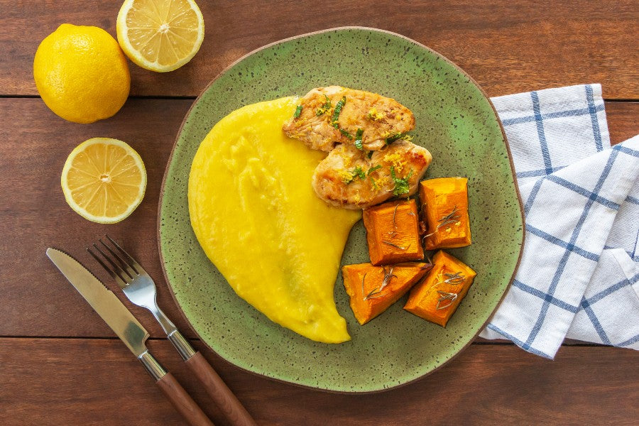 Filé de Frango com Hortelã, Purê de Mandioquinha e Abóbora Cabotian Assada