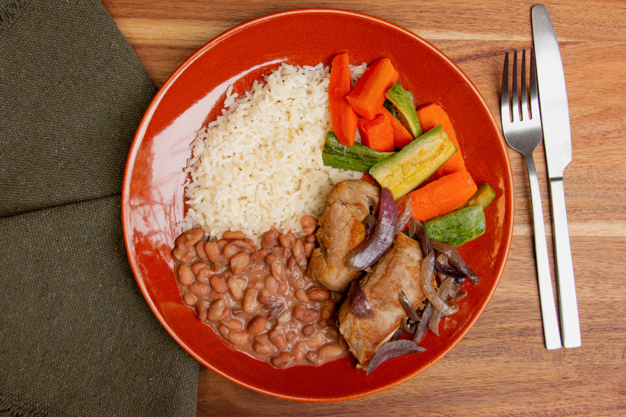 Mignon Suíno com Cebola Roxa, Arroz Branco, Feijão Carioca e Legumes Grelhados