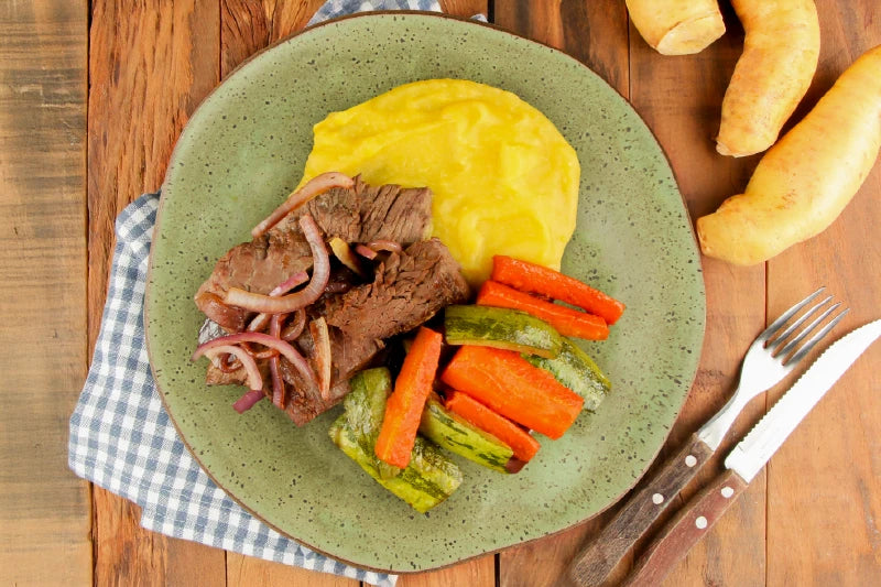 Fraldinha Assada com Cebola Roxa, Purê de Mandioquinha e Legumes Grelhados