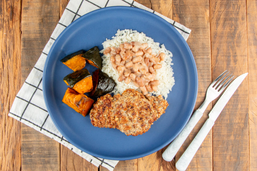Frango com Crosta de Castanha de Caju, Arroz Branco, Feijão Carioca e Abóbora Cabotian Assada