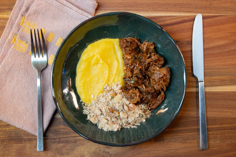 Carne de Panela da Rosinha, Purê de Mandioquinha e Farofa com Castanhas