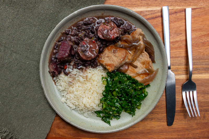Feijoada Light, Arroz Branco, Mignon Suíno com Cebola Roxa e Couve Manteiga