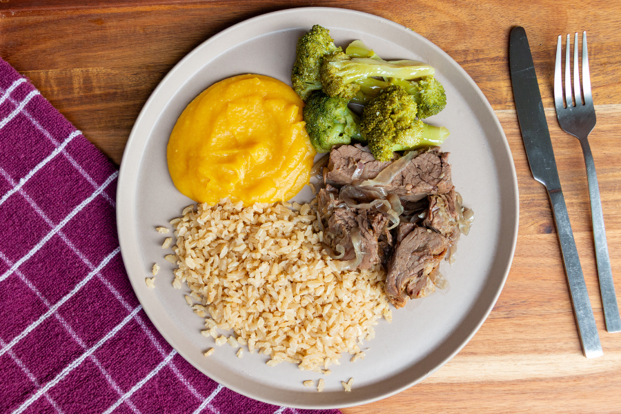 Fraldinha Assada com Cebola Roxa, Arroz Integral, Purê de Mandioquinha e Brócolis ao Alho