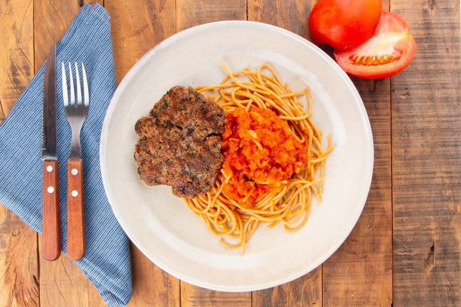 Hambúrguer de Fraldinha e Espaguete Integral com Molho De Tomate