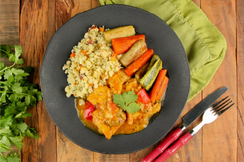Moqueca de Peixe com Arroz de Couve-Flor com Castanhas e Legumes Grelhados