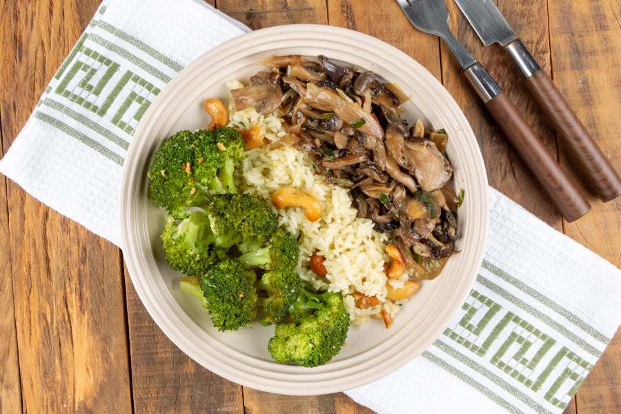 Cogumelos Grelhados com Shoyu, Arroz Jasmim com Castanha de Caju e Brócolis ao Alho