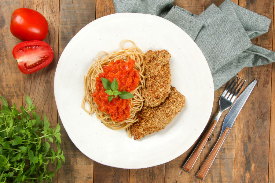 Frango com Crosta de Castanha de Caju e Espaguete Integral com Molho de Tomate