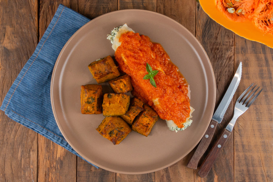 Panqueca de Ricota e Espinafre com Molho de Tomate e Abóbora Cabotian Assada