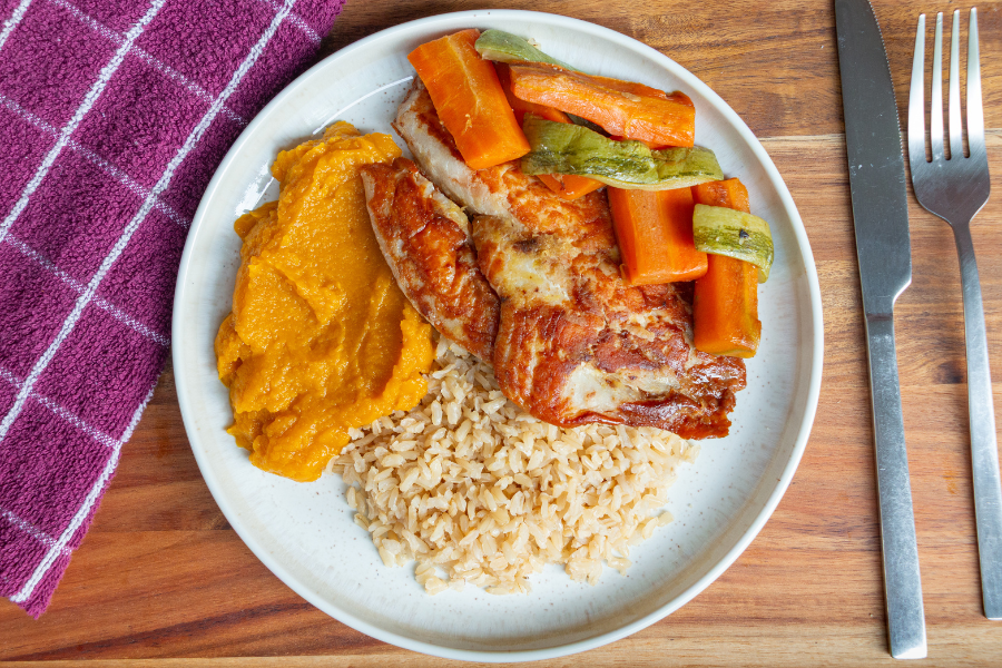 Saint Peter com Limão Siciliano, Arroz Integral, Purê de Abóbora Cabotian e Legumes Grelhados