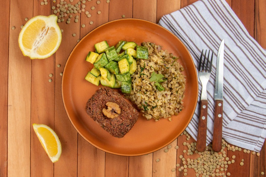 Quibe Recheado com Carne e Nozes, Arroz Integral com Lentilha e Cebola Roxa e Abobrinha Refogada