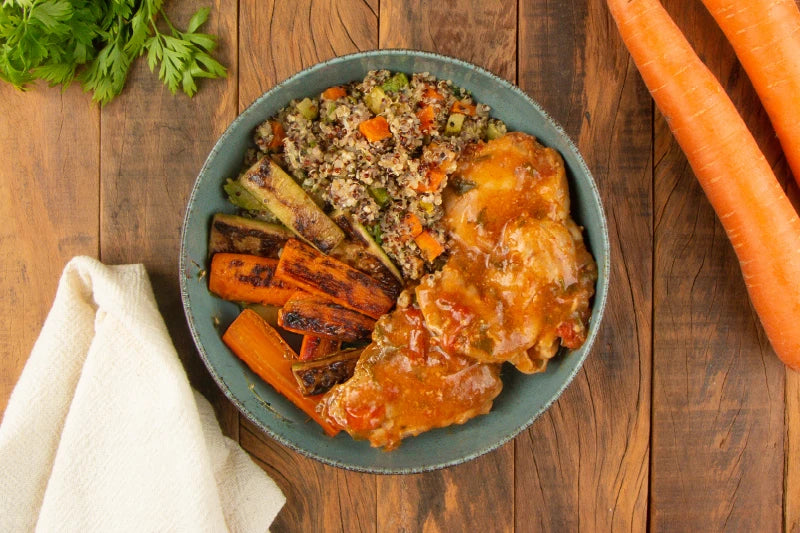 Sobrecoxa da Vovó Lourdes, Mix de Quinoa com Alho Poró e Legumes Grelhados