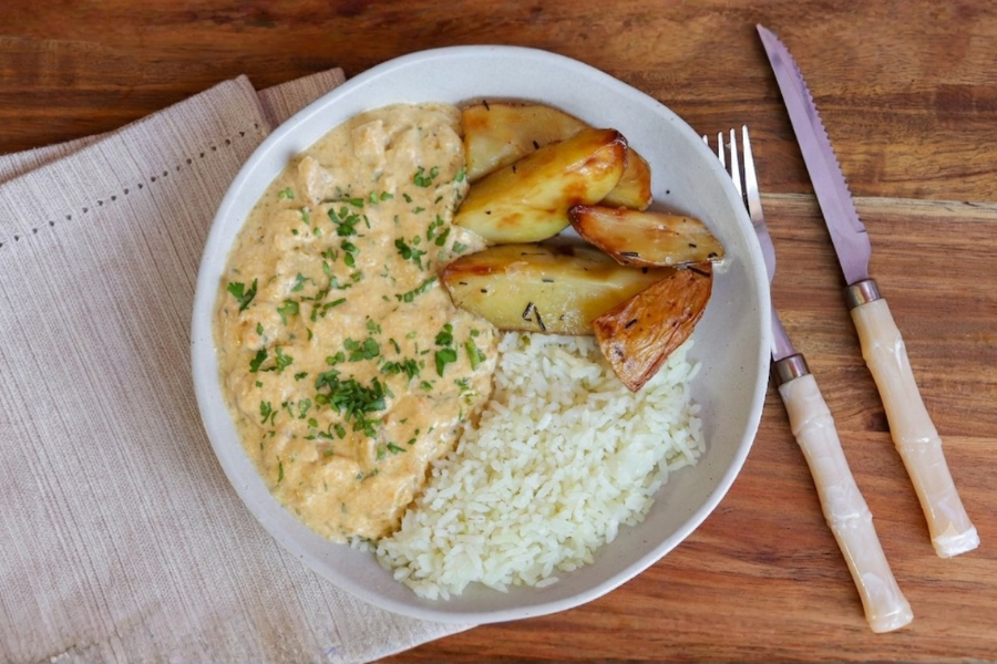 Strogonoff de Frango, Arroz Branco e Batata Rústica com Alecrim