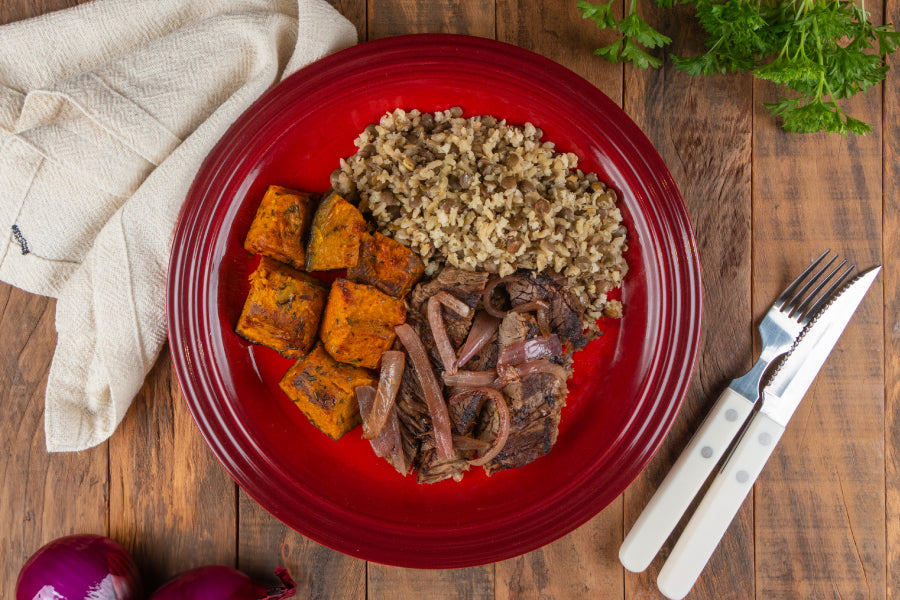 Fraldinha Assada com Cebola Roxa, Arroz Integral com Lentilha e Cebola Roxa e Abóbora Cabotian Assada