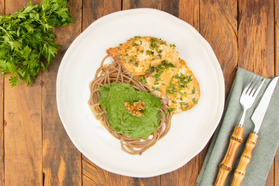 Filé de Frango Grelhado com Salsinha e Espaguete Integral com Molho Pesto