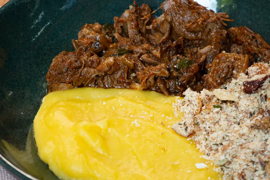 Carne de Panela da Rosinha, Purê de Mandioquinha e Farofa com Castanhas