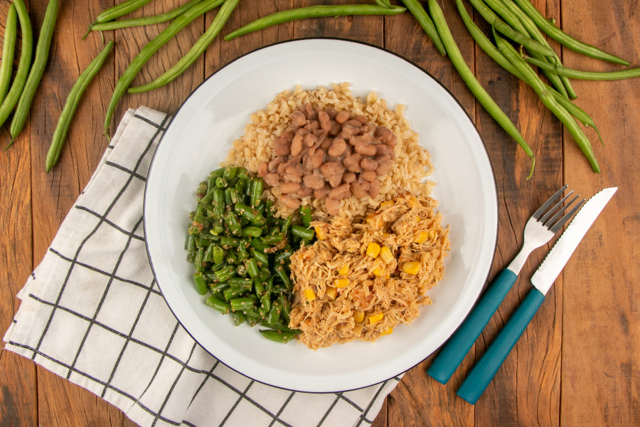 Frango Desfiado da Cumbuca, Arroz Integral, Feijão Carioca e Vagem com Gergelim Torrado