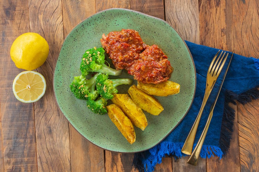 Sobrecoxa da Vovó Lourdes, Batata Assada com Lemon Pepper e Brócolis ao Alho