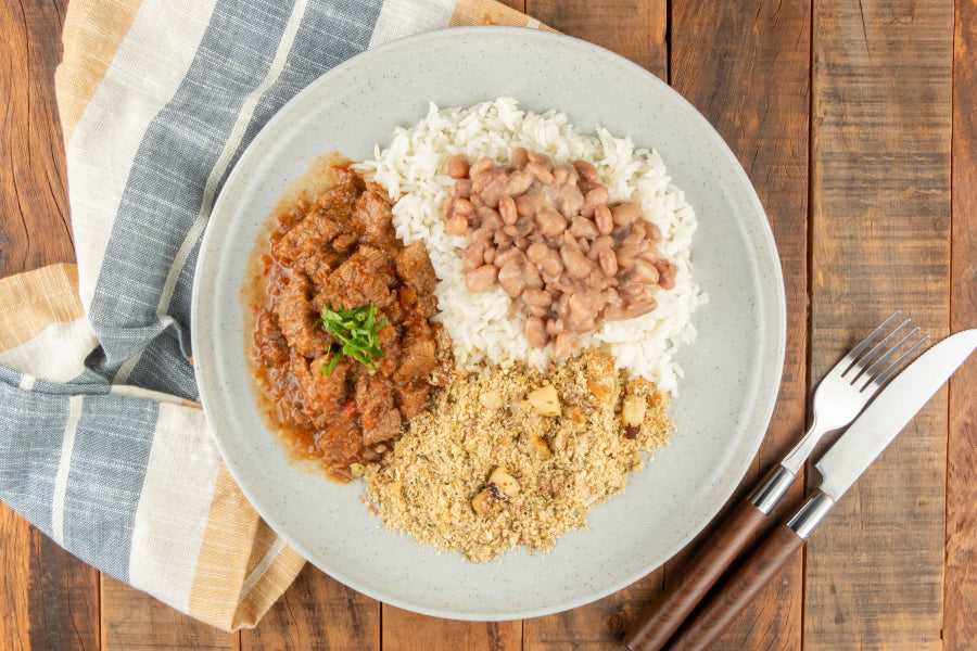 Picadinho de Carne, Arroz Branco, Feijão Carioca e Farofa com Castanhas