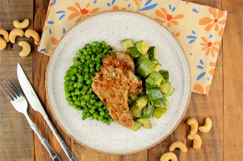 Frango com Crosta de Castanha de Caju, Ervilha Refogada e Abobrinha Refogada