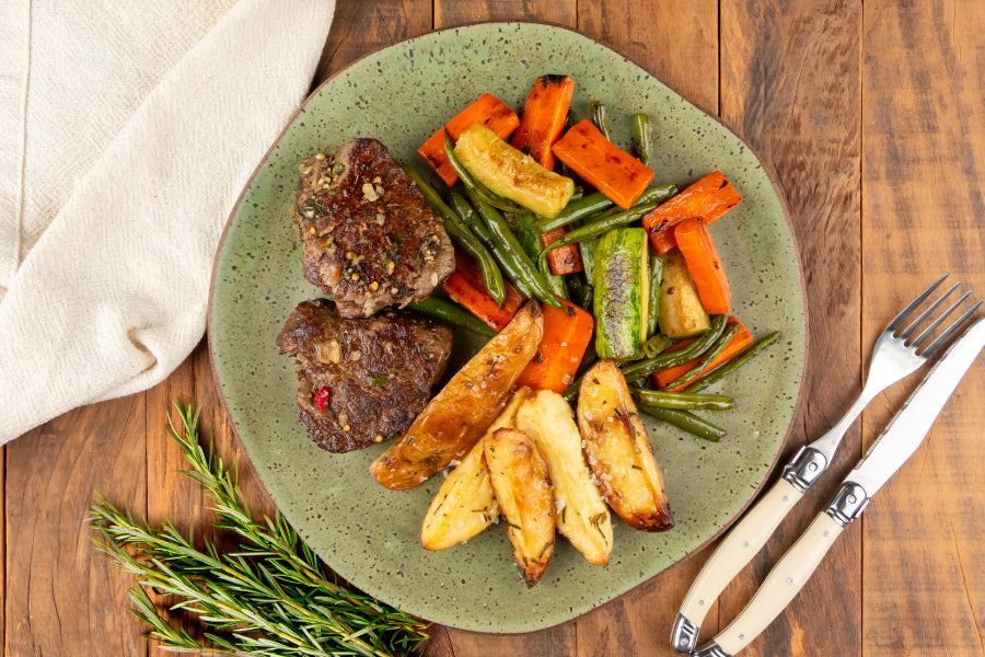 Filé Mignon com Chimichurri, Batata Rústica com Alecrim e Sal Maldon e Legumes Grelhados