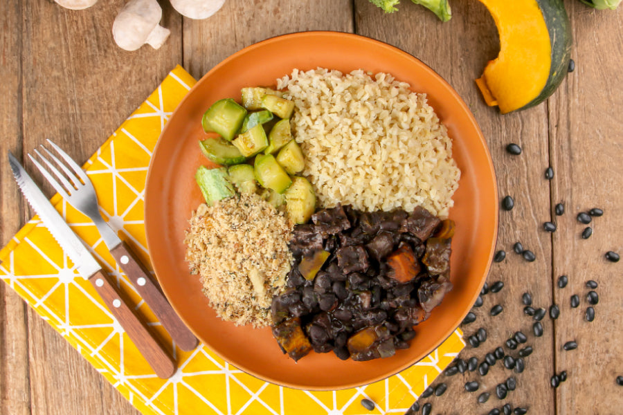 Feijoada Vegana com Arroz Integral, Farofa com Castanhas e Abobrinha Refogada