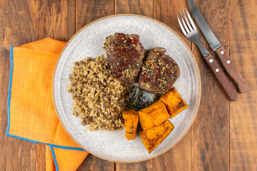 Filé Mignon com Chimichurri, Arroz Integral com Lentilha e Cebola Roxa e Abóbora Cabotian Assada