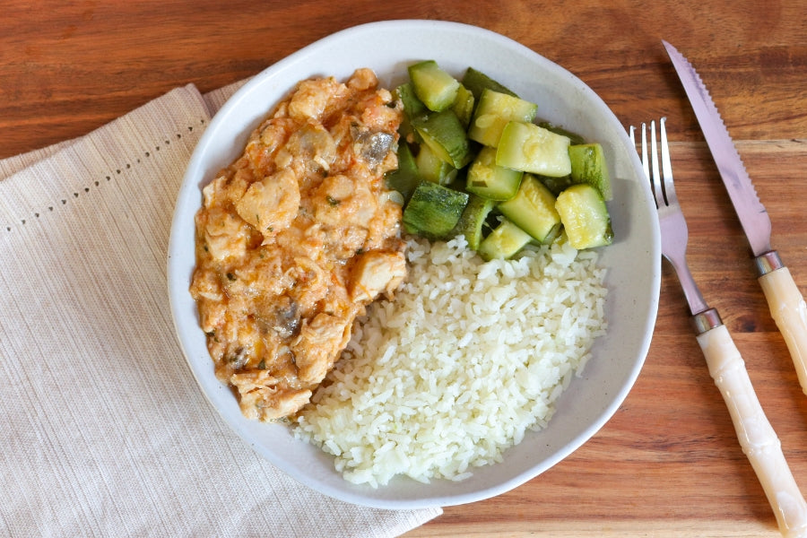 Strogonoff de Frango, Arroz Branco  e Abobrinha Refogada