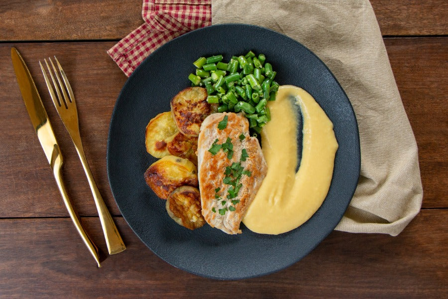 Filé de Frango Grelhado com Salsinha, Creme de milho, Batata Doce Assada com Alecrim e Vagem com Gergelim Torrado