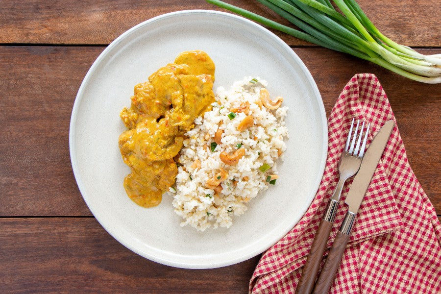 Frango Ensopado com Curry e Leite de Coco com Arroz Jasmim com Castanha de Caju