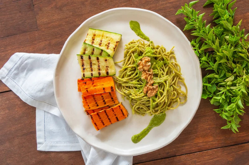 Espaguete Integral com Molho Pesto e Legumes Grelhados