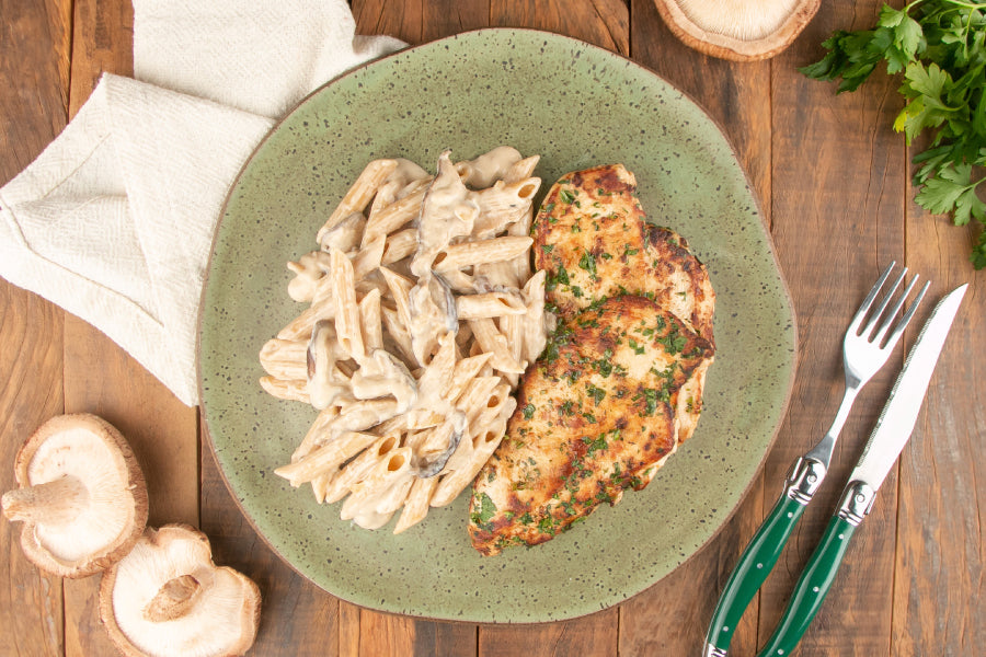 Penne ao Molho de Shitake e Filé de Frango Grelhado com Salsinha