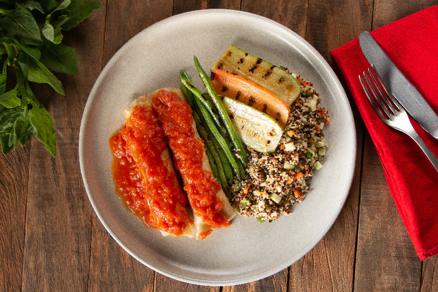 Panqueca de Ricota e Espinafre com Molho de Tomate, Mix de Quinoa com Alho Poró e Legumes Grelhados