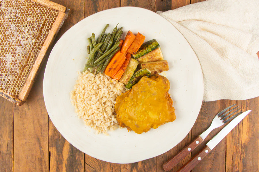 Sobrecoxa Assada com Mel e Mostarda, Arroz Integral e Legumes Grelhados