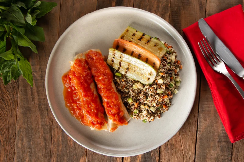 Panqueca de Ricota e Espinafre com Molho de Tomate, Mix de Quinoa com Alho Poró e Legumes Grelhados