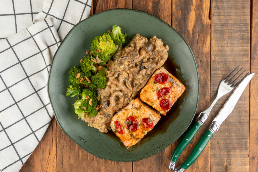 Salmão Assado com Tomate Cereja e Molho Tarê da Casa, Risoto de Funghi e Brócolis ao Alho