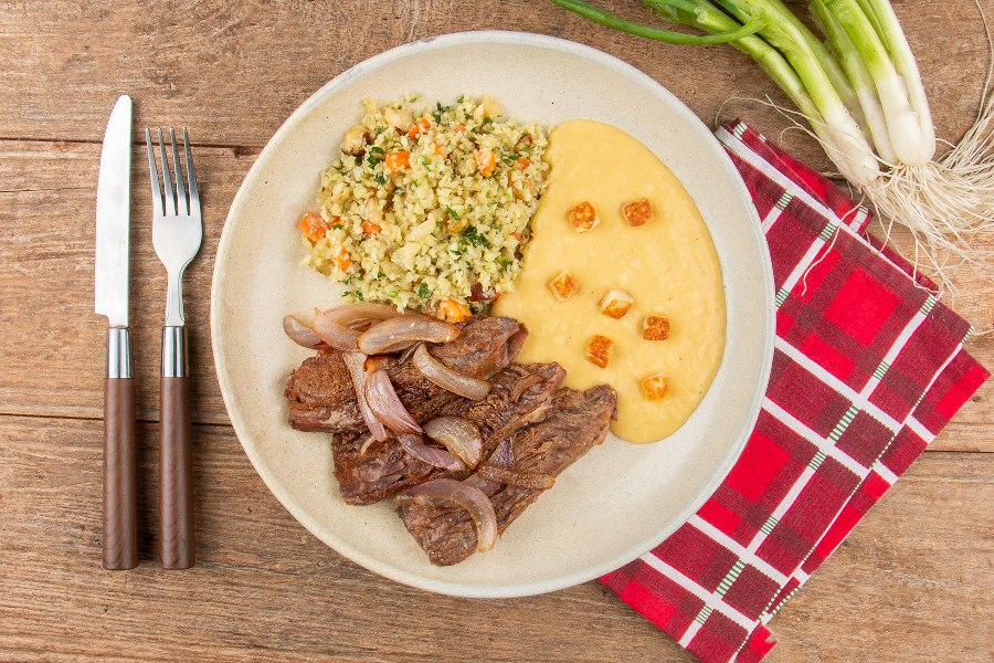 Fraldinha Assada com Cebola Roxa, Purê de Banana da Terra com Queijo Coalho e Arroz De Couve-Flor com Castanhas