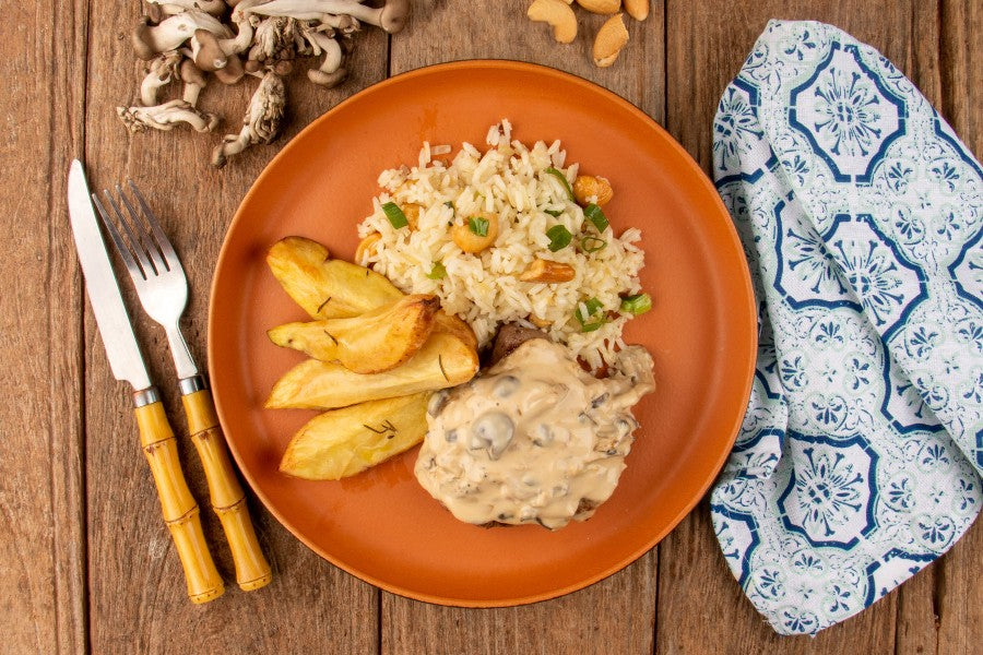 Filé Mignon com Molho de Shimeji, Arroz Jasmim com Castanha de Caju e Batata Rústica com Alecrim