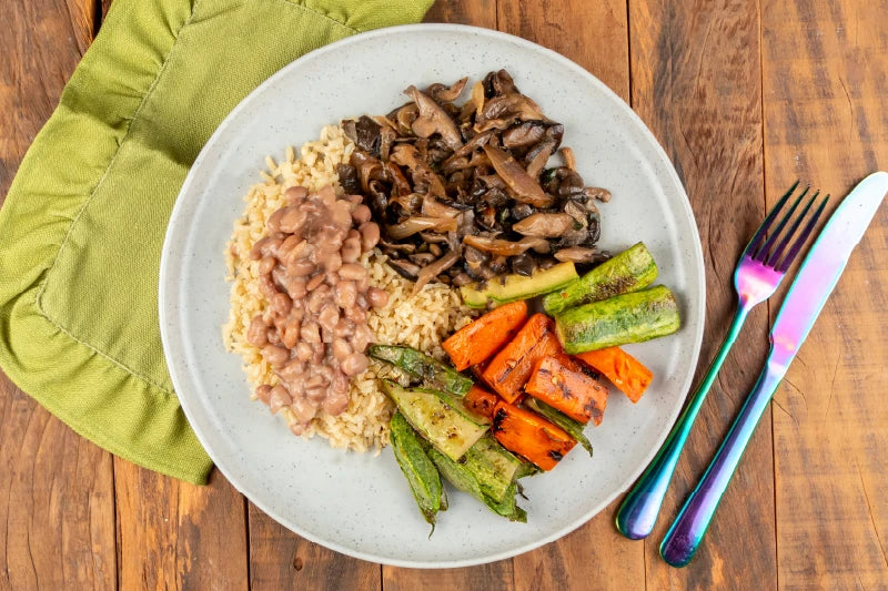 Cogumelos Grelhados com Shoyu, Arroz Integral, Feijão Carioca e Legumes Grelhados