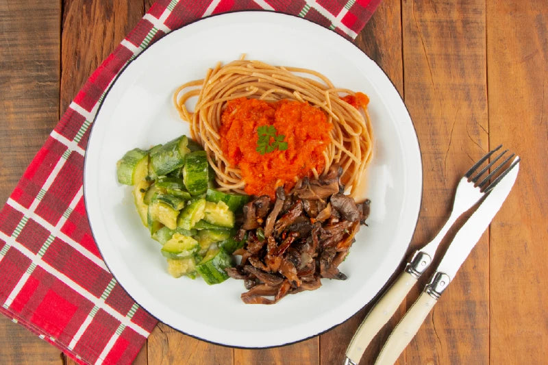 Cogumelos Grelhados com Shoyu, Espaguete Integral com Molho de Tomate e Abobrinha Refogada