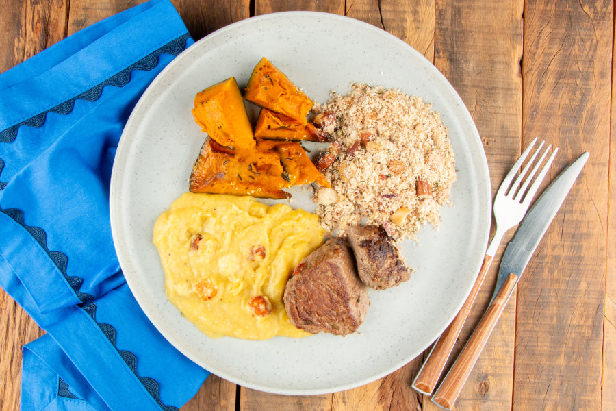 Filé Mignon com Chimichurri, Purê de Banana da Terra com Queijo Coalho, Farofa com Castanhas e Abóbora Cabotian Assada