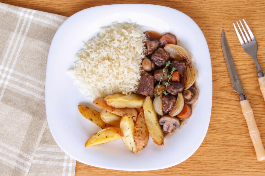 Boeuf Bourguignon, Arroz Branco e Batata Rústica com Alecrim