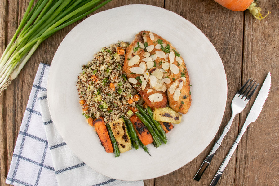 Saint Peter com Amêndoas e Ervas Finas com Mix de Quinoa com Alho-Poró e Legumes Grelhados