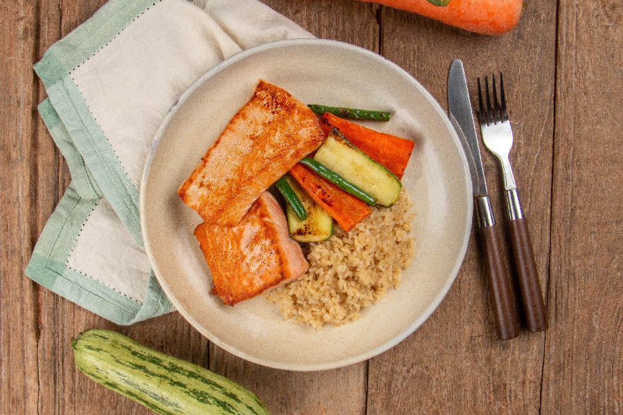 Salmão Grelhado, Arroz Integral e Legumes Grelhados